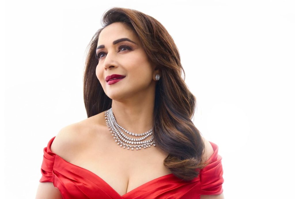 මධුරිගේ ප්‍රමාදයට හේතුව මොකක්ද..? රසිකයින් කෝපවී ඇයට බැනවදී.. මධුරි ගැන ඇසෙන ආන්දෝලාත්මක හෙලිදරව්ව මෙන්න.