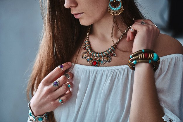 කාන්තා ඔබට විශේෂයි… ඔයත් ආභරණ පළදින්න කලින් අනිවාර්යෙන් මේ ගැන සැලකිලිමත් වෙන්න..