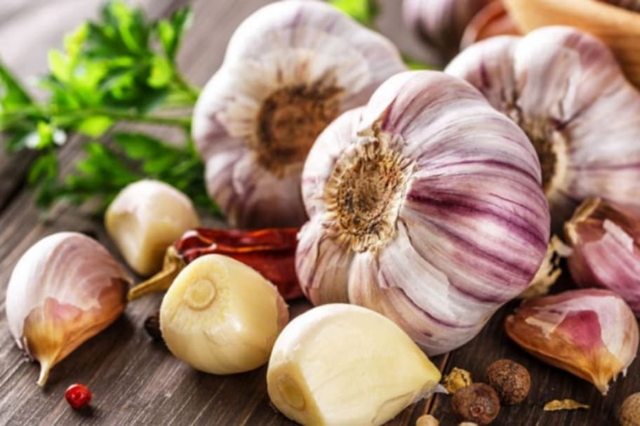 මෙන්න මේ අය සුදු ළූණු කන්න කලින් දෙපාරක් හිතන්න