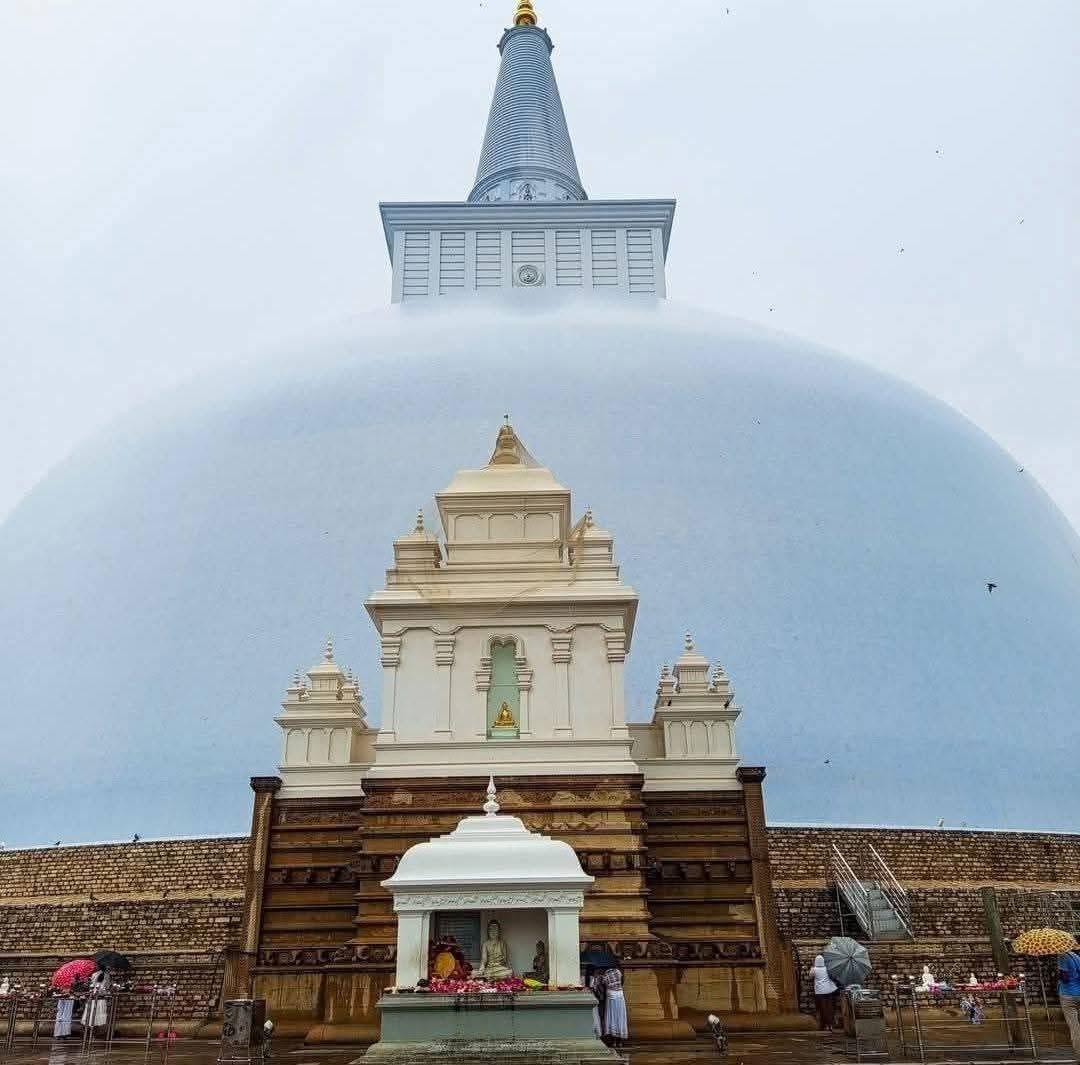 ඔබත් මේ දේවල් කරනවද..රුවන්වැලි මහා සෑ භුමිය වන්දනාව සිදු කිරීමට දොරටුවෙන් ඇතුලු වීමේදී අප විසින් සිතිය යුතු සිතුවිලි කිහිපයක් මෙන්න.