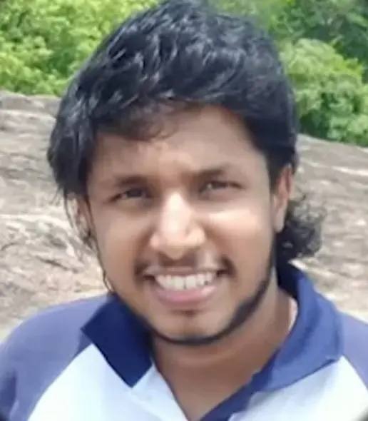 “පුරුද්දක් විදියට තේ බොන්න නතර වෙන ළහිරු, මෙවැනි ඉරණමක් සිහිනෙන්වත් නොසිතන්නට ඇති…” රොටි කඩේ අනතුරින් පේරාදෙණිය විශ්ව විද්‍යාලයේ ඉංජිනේරු පීඨයේ කථිකාචාර්යවරයෙක් දිවි ගමනට සමුදෙයි..