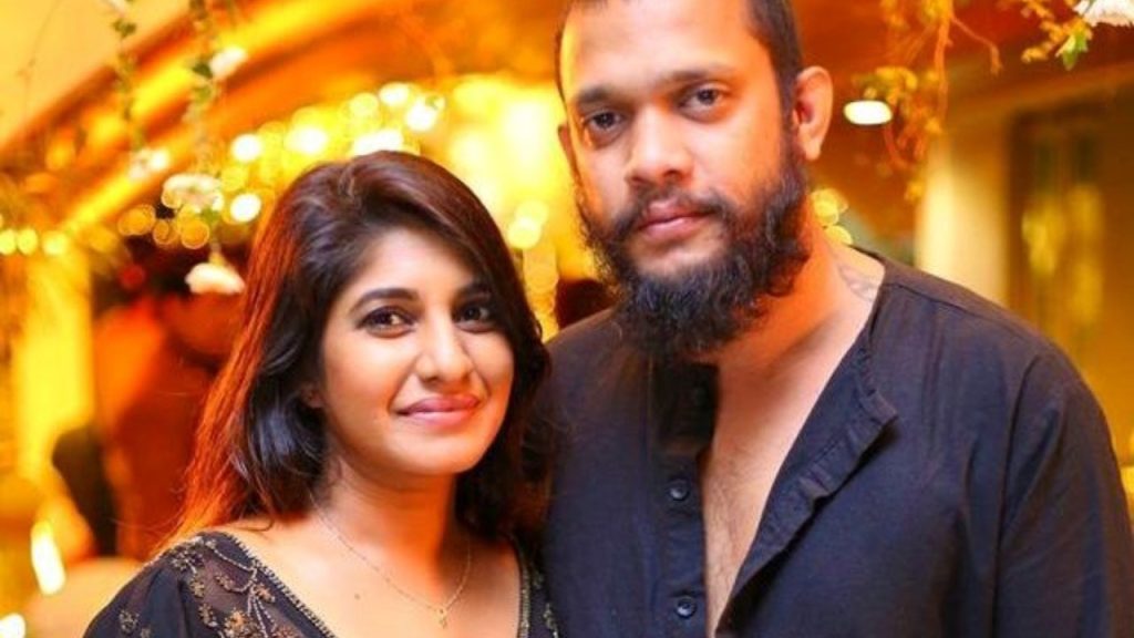 සමනළී දුන් සැර උත්තරේට බුකිය ඇවිලේ.