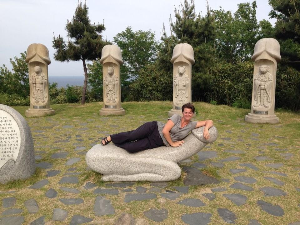 මියගිය කන්‍යාවන්ට සතුටු වෙන්න පුරුෂ ගැජට් එකතුකර සෑදු පුදුම හිතෙන උද්‍යානයක් මෙන්න.