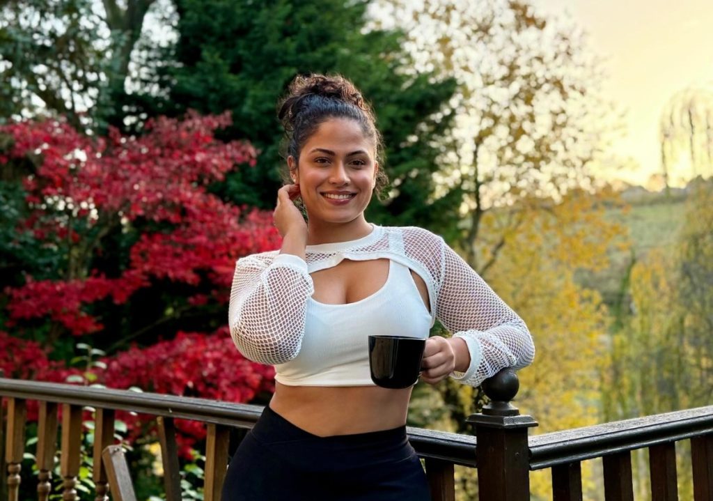 සඳනිට ආදරය නැත්තේ කවුද..? බලන්නකෝ ඇය මේ තනිවෙලා ඉන්නේ කොහේද කියලා..