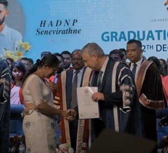 වාවාගත නොහැකි දුකකින් පුතාගේ උපාධිය ලබාගන්නට වේදිකාවට පැමිණි මවක්.. ඒ ලස්සන දවස පසිඳු කොහේ හෝ තැනක ඉඳගෙන බලාගෙන ඇති..