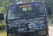 “අයියෝ..ලොරිය ඇල්ලුවා කොල්ලා..1990 ට කතා කරන්න. අයියෝ මගේ කෙල්ල යට කෙරුවා…” අම්මා බලන් ඉද්දීම පන්නල තරුණියක් ටිපර් එකට යටවෙයි.
