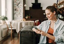 සින්දු අහන එකේ පොඩි රසය නිසා මුළු ජීවිතේම බිහිරි වෙන්න කැමතිද? කනෙන් ඉයර් බඩ්ස් ගලවන්න කලින් මේක කියවන්න.