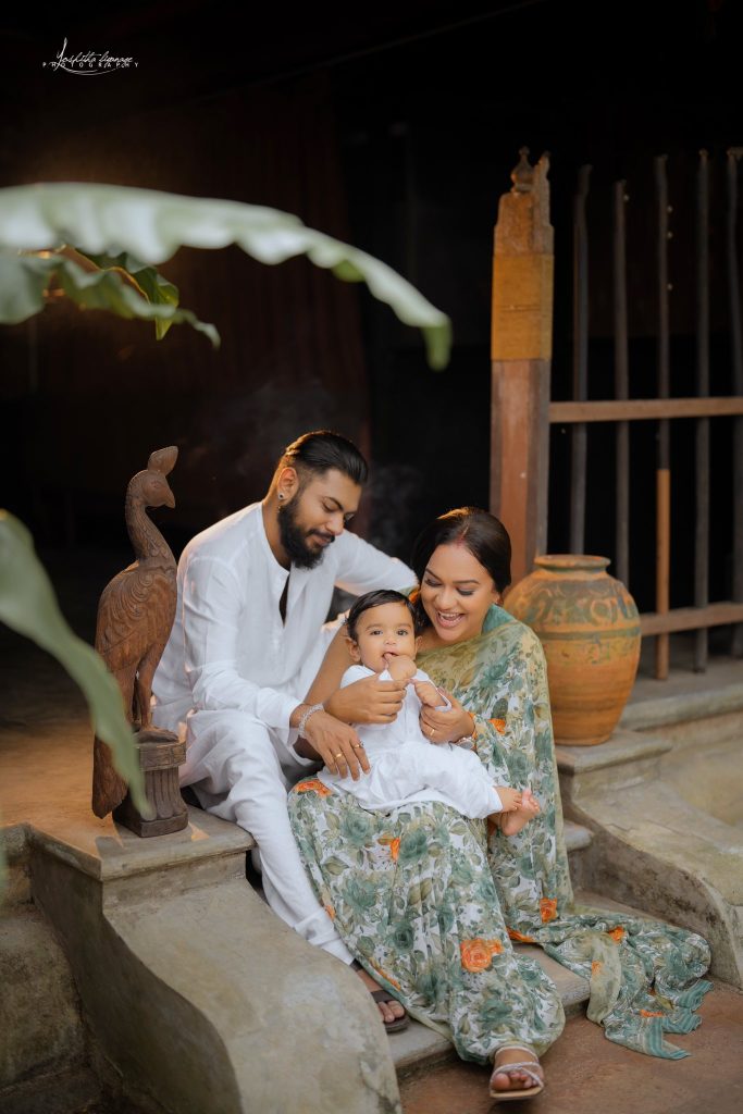 ඇයව ආදරයෙන් දරාගත් ඔහු වෙනුවෙන් මාධවීගෙන් විශේෂ සටහනක්..