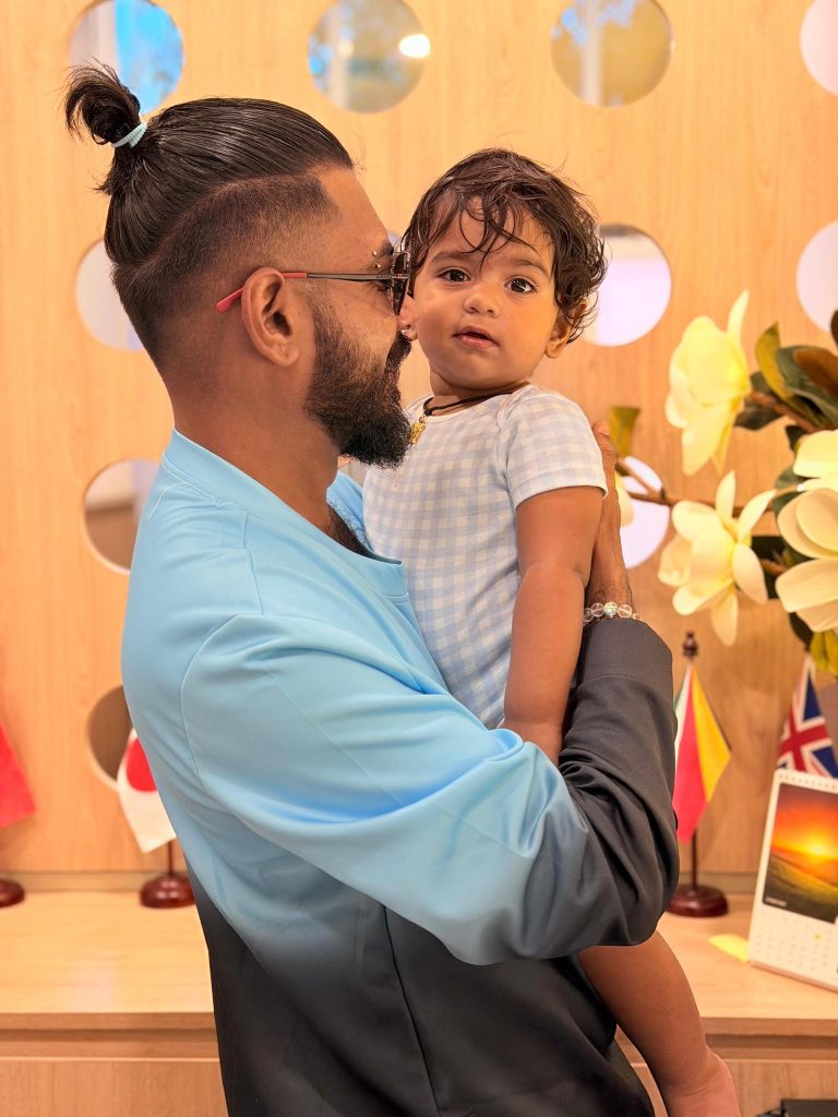 “මයෙ හයිය කොල්ලට පණටත් වඩා ආදරෙයි අප්පච්චි..” ඒක නම් ඇත්තටම හරිම ආදරණීය සටහනක්..