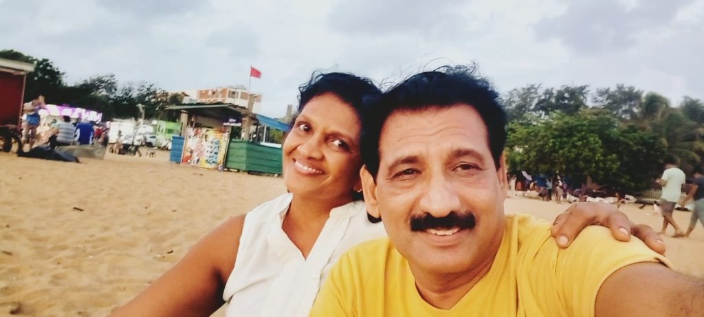 ලංකාවේ බොහෝ දෙනෙක්ට අත්වුණු ඉරණම අපිටත් අත්වුණා.. ජීවිත බේරගෙන අපි මෙතනට වෙලා හිටියා.. හැමදාම රසිකයින්ගේ මුවඟට සිනහවක් ගෙන ආ ඔහු සංවේදීව කියූ ඒ කතාව..