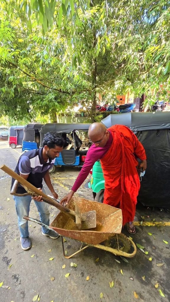 ගෙදර පාවිච්චියට තිබ්බ එකම වීල් බැරෝවයි,සවලයි බස් එකේ පටවගෙන නාය ගිය මෙහෙයුම් වලට දෙන්න ආපු තරුණය.