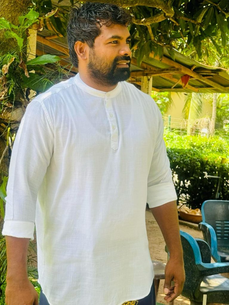 මහා ගං වතුර මැද දෙසිය පනහකගේ පමණ ජීවිත බේරූ අපේ කාලයේ වීරයෙක් වූ අනුර…