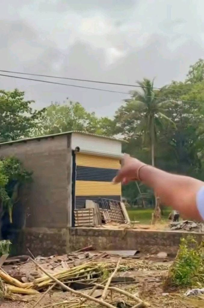 ගිලෙමින් ඇති බස් රථයක්, ජීවිත 70ක්,  බිඳෙනසුලු වහලක් සහ අත් නොහරින නාවික හමුදාවේ වීරත්වය ගැන  සංවේදී කතාව.