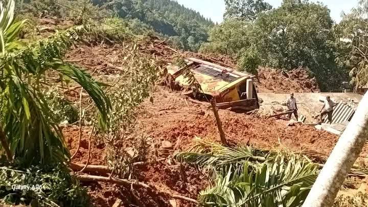 පහුගිය දින කිහිපය තුළ සිදු වූ නාය යෑමෙන් විනාශ වෙන්නට තිබූ ජිවිත 12ක් බේරූ පාසල් බස් රථය.