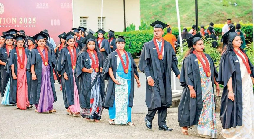 ඉතිහාසය වෙනස් කරමින් සරසවි නඩත්තු අංශයේ වැඩ සහයක උපාධිය සම්පූර්ණ කරයි.