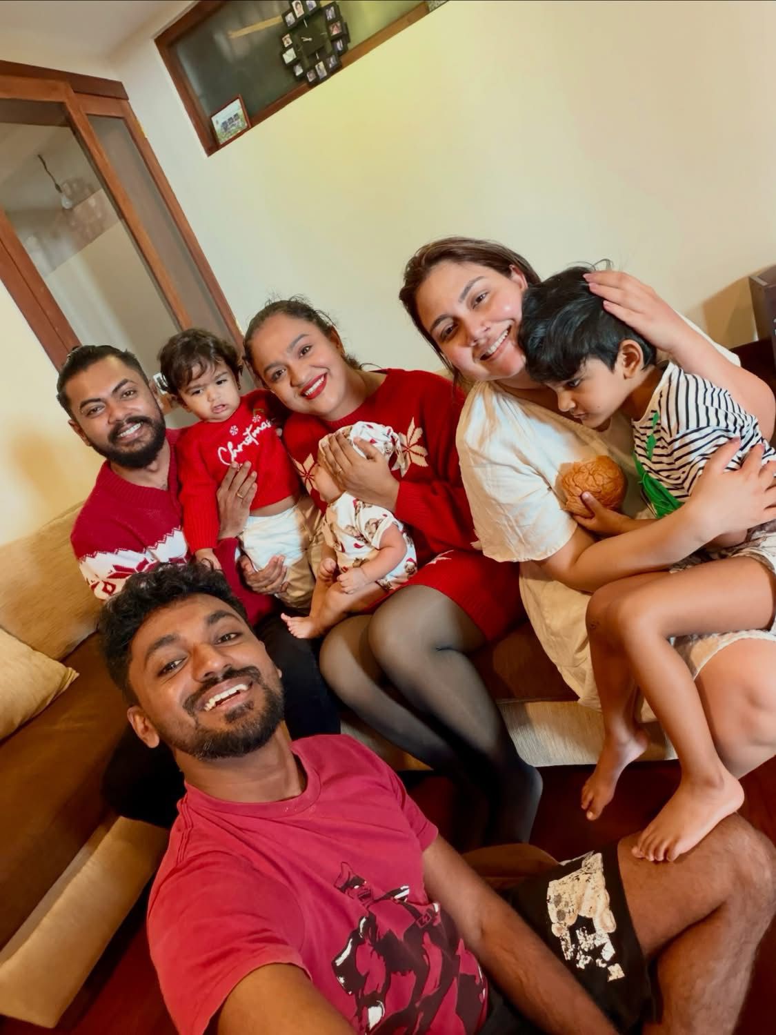 මං හිතන්නෙ මල්ලිගෙ මූණ මිරිකන්න ඕනෙ කියලා කිව්වෙ…’ රටක් ආදරේ කරන මාධවී ඇන්තනී අසිරිමත් නත්තල සැමරුවේ මෙහෙමයි..!