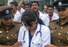 “මාස දෙකක් දේශන වලටත් ගිහින්, නේවාසිකාගාරයෙත් ඉඳලා..” – වෛද්ය පීඨයේ ‘ව්යාජ’ දොස්තර නෝනා.. මහනුවර කෙල්ලෙක් යාපනය කැම්පස් එක හොල්ලපු හැටි..