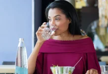 බත් කන ගමන් වතුර බොන එක හොඳයිද?