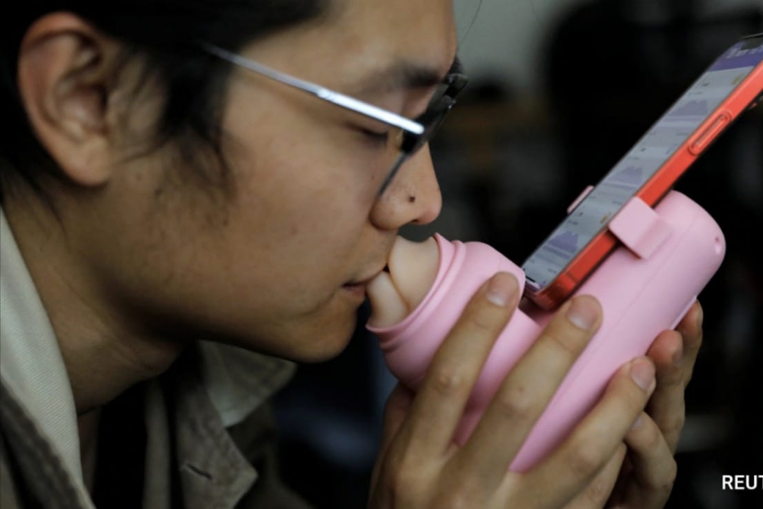 පෙම්වතුන්ගේ දුක නිවන්න දුරකථනය හරහා සැබෑවටම හාදුවක් දෙන්න විද්යාඥයින් නිපදවූ අරුම පුදුම ගැජට් එකක් මෙන්න…