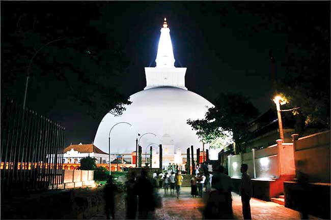 අද රාත්රියේ රුවන්වැලි මහ සෑ අභියස සිදුවන විශේෂ දේ මෙන්න