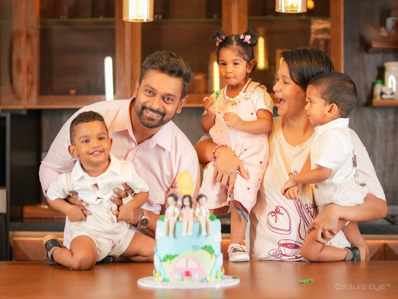 දැන් ඒ පවුල දඟකාරකම්වලින් පිරුණු පුංචි ලෝකයක්.. අවුරුදු දෙකක් පිරෙන ඒ පුංචි පැටවුන්ගේ උපන්දිනය දවස විශේෂ වුණේ මෙහෙමයි..