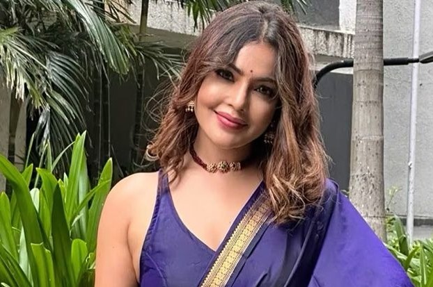 මෙරට සේම දකුණු ඉන්දීය සිනමාවත් ජයගත් අති දක්ෂ රංගන ශීල්පිනියක් වූ ඇය දිවි රග මඩලින් සමුගනී..