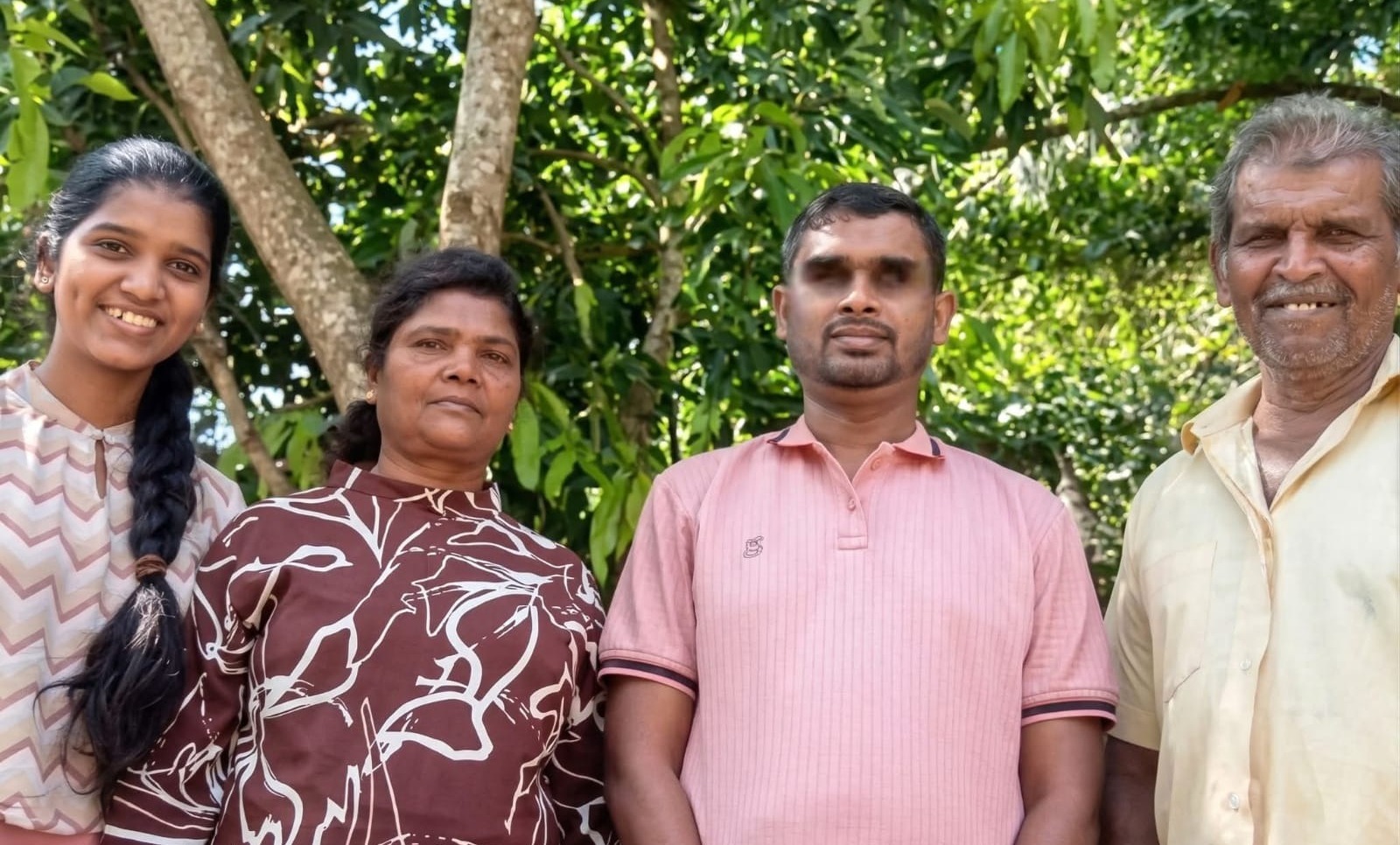 දෙනෙත් අහිමි වුවත් ඒ කිසිත් නොතකා ජිවිතය ජයගත් තවත් එක් වීරයෙක් ගැන ඇසෙන කතාව මෙන්න..