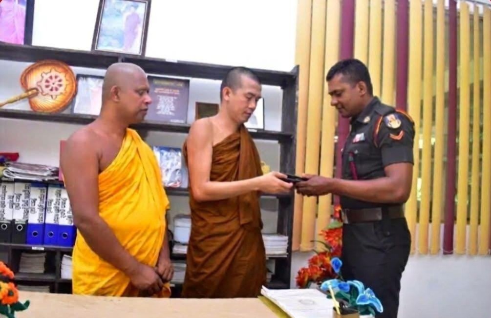 මුදලට වඩා මනුෂ්යත්වය අගය කල ජාත්යන්තරයේ පැසසුම් ලැබූ අපූරු රණවිරුවෙකු ගැන ඇසෙන වෙනස්ම කතාවක් මෙන්න..