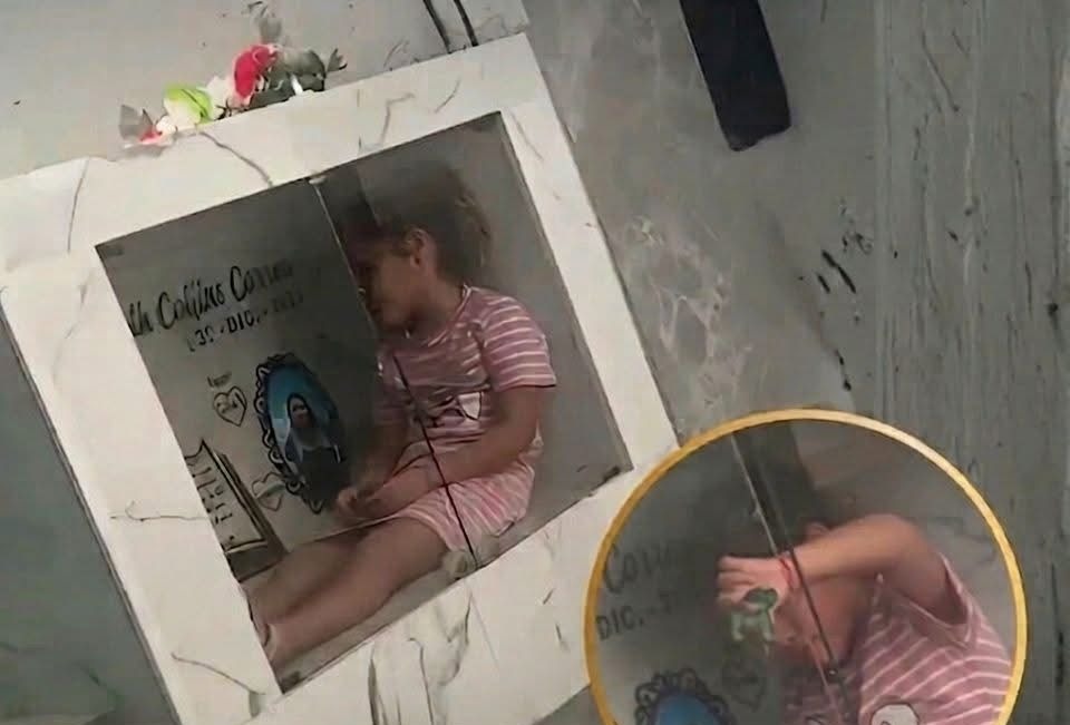 තමන්ගේ මිය ගිය මවගේ සෙනෙහස සොයමින් සොහොන අසල සෙල්ලම් කරමින් කාලය ගතකරන පුංචි දියණිය