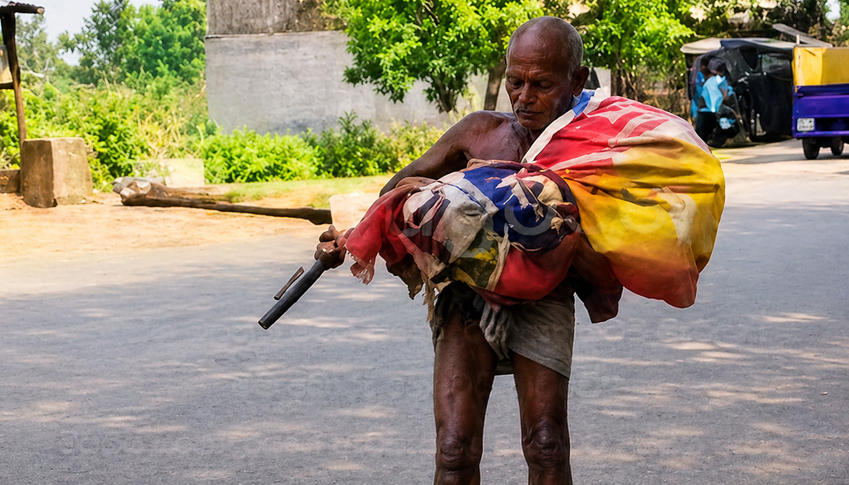 “ඔන්න බලන්න මගේ සහෝදරිය ඇත්තටම මැරිලා.. මම බොරු නෙවෙයි කිව්වේ” මියගිය සහෝදරියගේ ඇටසැකිල්ල බැංකුවට උස්සන් ඇවිත්..