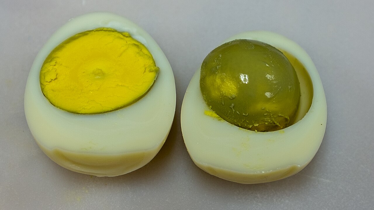 Overcooked_hardboiled_egg_cut_in_half