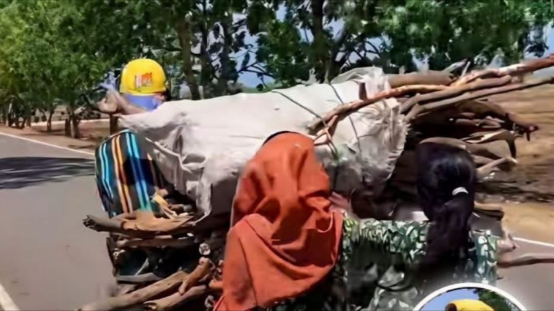 ජීවිතයේ බර කරපින්නාගෙන යන තාත්තෙක්ගේ හයියට, පිටුපසින් සෙවණැල්ලක් වගේ හිටගන්න ආදරණීය දියණියන් දෙන්නෙකුගේ හද කම්පා කරවන කතාව !