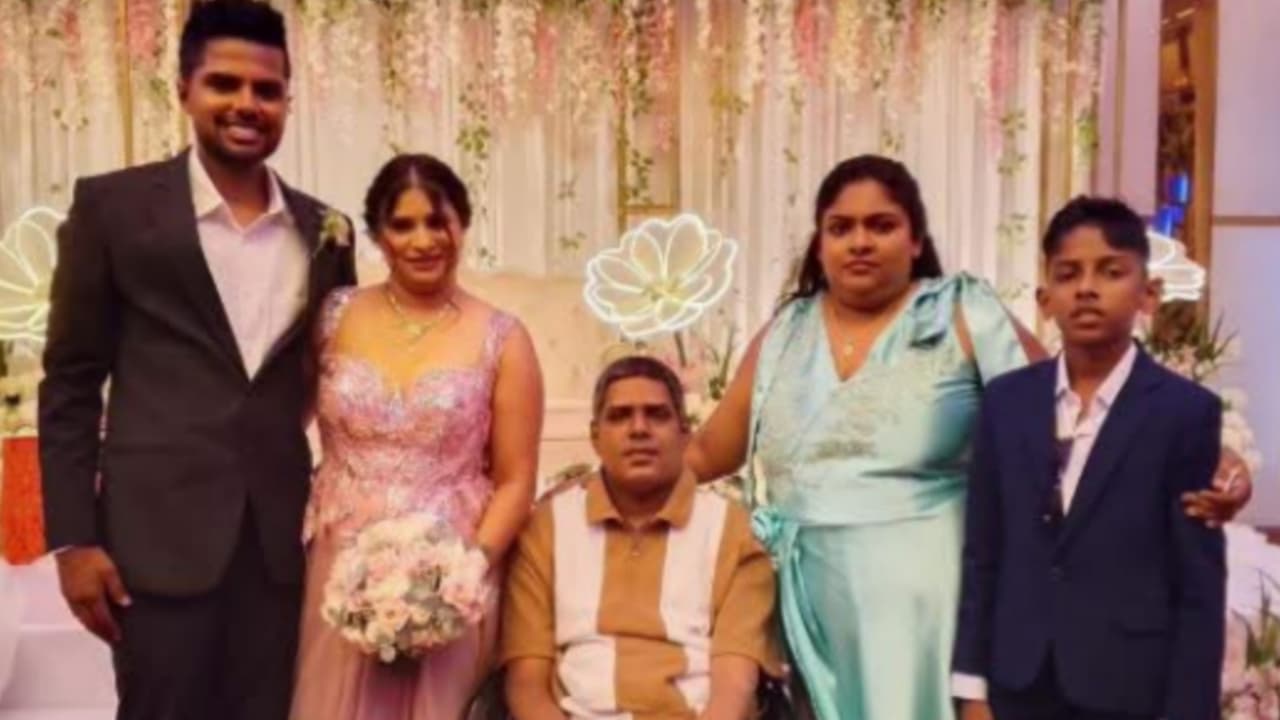 වසර 8කට පසු ලැබුණු අමතක නොවන ආරාධනාවක් නිසා ඔවුන් ලැබූ සතුට වචන කල අපූරු කතාව මෙන්න!
