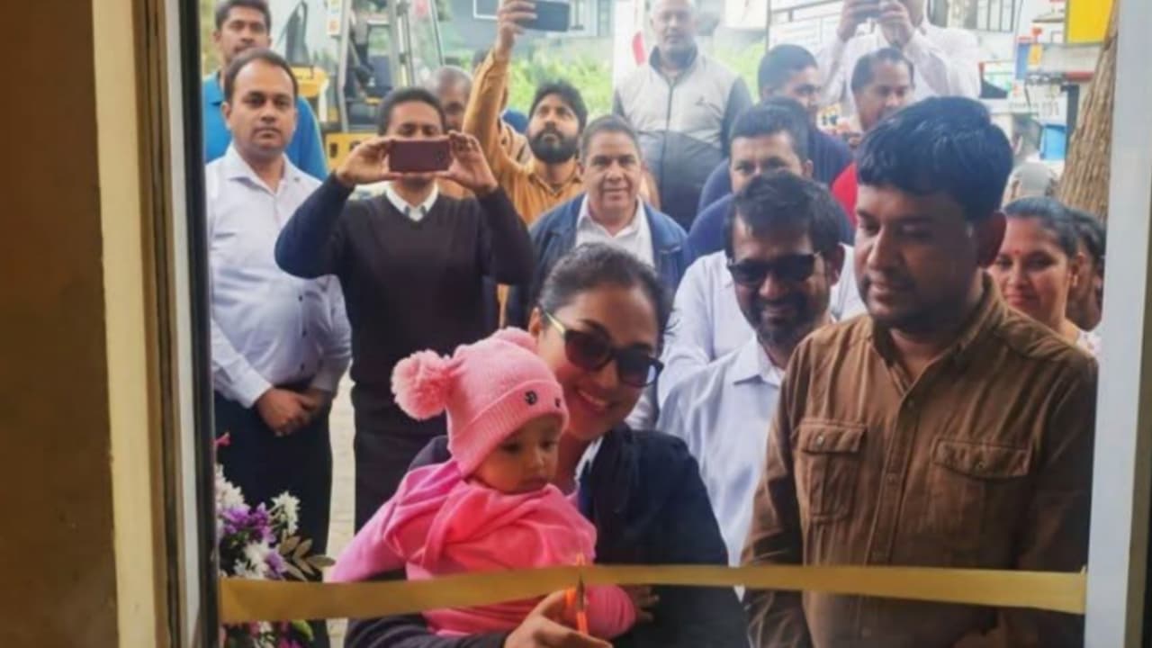 දරුවෙකුට කිරි ටිකක් දෙන්න තැනක් නැතුව ලත වුණු අම්මලාගේ දුක නිමයි.. නුවරඑළියෙන් ඇසෙන මේ උතුම් වූ මනුෂත්වයේ කතාව මොකද්ද?