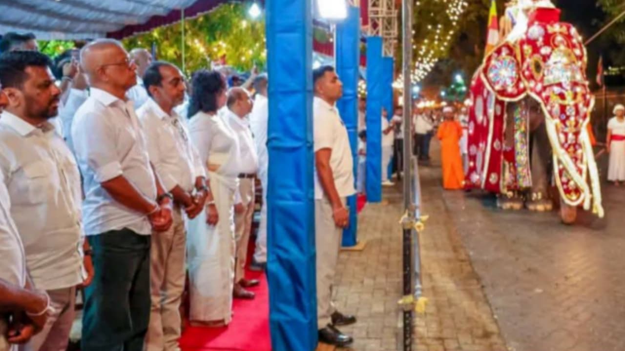 මහනුවර වැව රවුමේ සෙනඟ අතරට උඩින් වැටුණු වැටකඩොලු නෑ: රැජින හෝටලයේ සඳළුතලය අත්හැර ජනතාව සමඟ පදික වේදිකාවේ සිට පෙරහැර බැලූ ජනපති අනුර