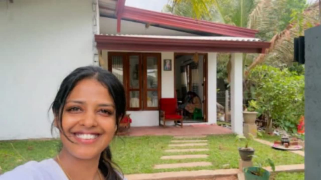 තාත්තාගේ නොදුටු හීනය අම්මා වෙනුවෙන් සැබෑ කළ මනීෂා ප්රනාන්දු තැබූ සංවේදී සටහන මෙන්න !