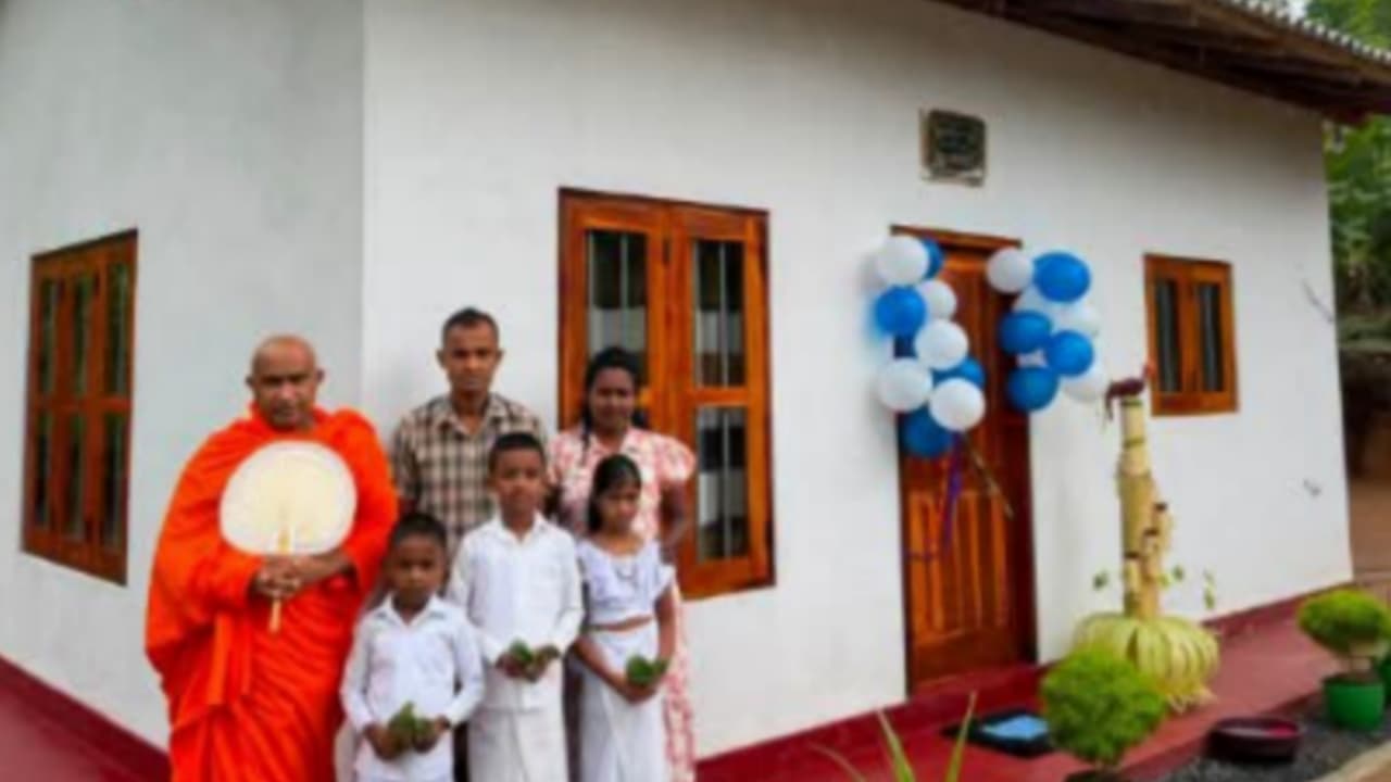 උපන්දිනයට කේක් කපනවා වෙනුවට දුප්පත් පවුලකට අලුත්ම ගෙයක් හදලා දෙන ඩොක්ටර් කෙනෙක් ගැන අපූරු පුවතක්!