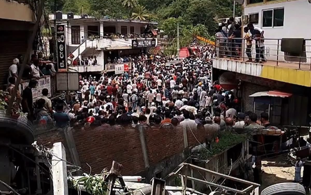 වාහන 10ක් එකිනෙක ගැටීමෙන් අකුරණ සිදුවූ මා ර ක රිය අනතුරෙන් හතර දෙනෙකුගේ දිවි අහිමි වෙයි..